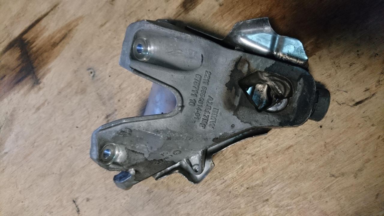 кронштейн двигателя BMW X5 F15 2014, 3.0 л., N57 D30 A, дизель, АКПП, внедорожник 5 дв., 22116864612, 22116864614