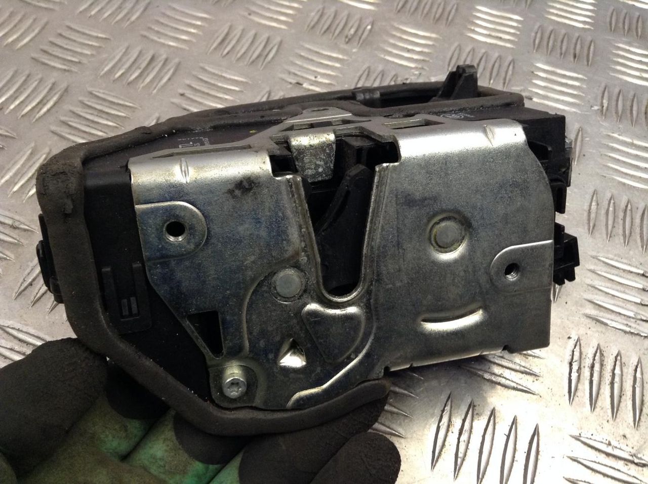 замок двери передней левой BMW 3 серия E90/E91/E92/E93 2006, 2.0 л., N46 B20 A, бензин, АКПП, седан, 7059973