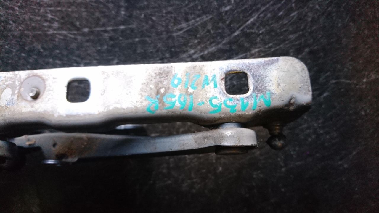 петля капота правая Mercedes-Benz CLS-Класс C219 2007, 3.0 л., OM 642.920, дизель, АКПП, купе, A2118800428