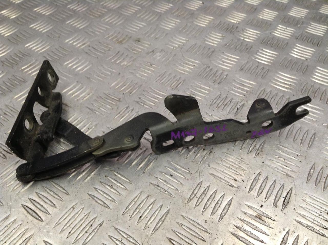 петля капота левая BMW 6 серия E63/E64 2006, 3.0 л., N52 B30 A, бензин, АКПП, черный, купе, задний привод, правый руль, 7064159