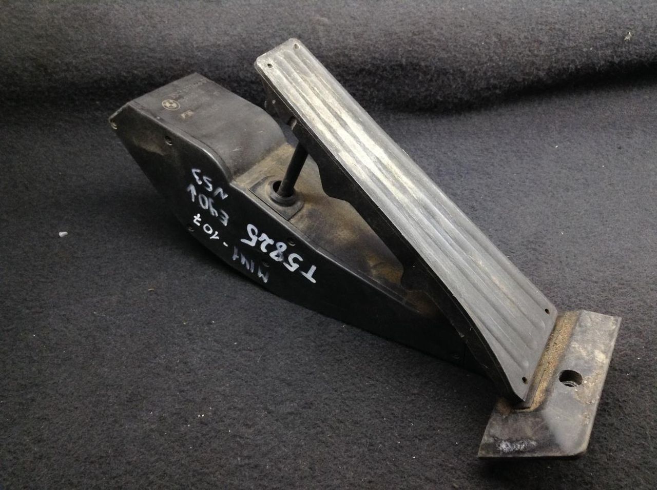 педаль BMW 3 серия E90/E91/E92/E93 2007, 3.0 л., N53 B30 A, бензин, МКПП, мокрый асфальт, седан, 6772646