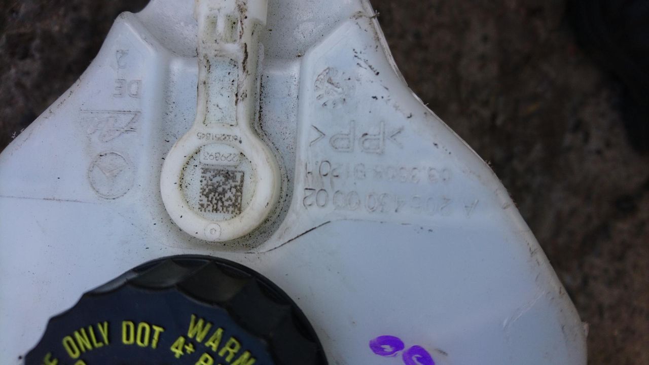 бачок тормозной жидкости Mercedes-Benz E-Класс W213/S213/C238/A238 2016, 2.0 л., OM 654.920, дизель, АКПП, белый, седан, правый руль, A2054300002