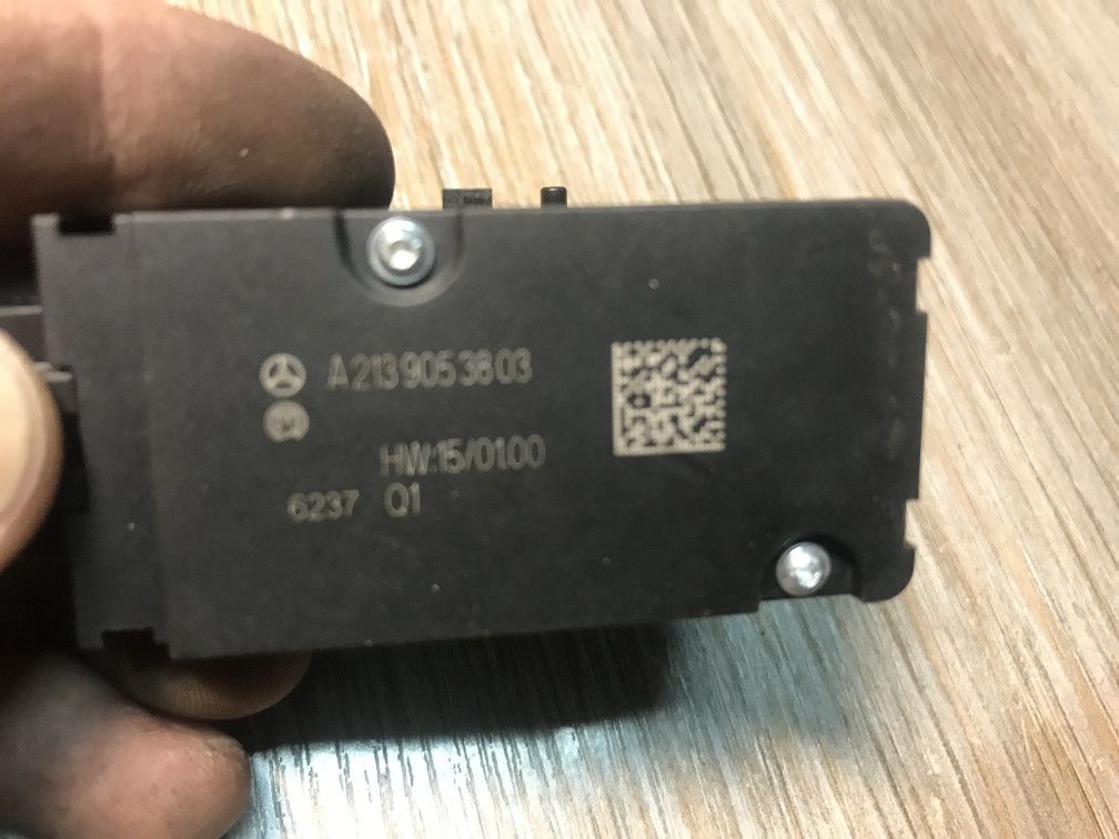кнопка ручного тормоза (ручника) Mercedes-Benz E-Класс W213/S213/C238/A238 2016, 2.0 л., OM 654.920, дизель, АКПП, белый, седан, правый руль, A2139053803