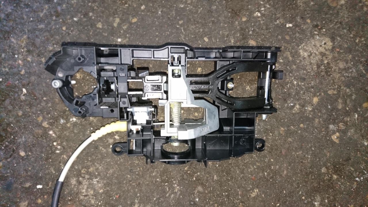 скелет ручки двери передней левой BMW 5 серия F10/F11 [рестайлинг] 2014, 2.0 л., N47 D20 C, дизель, АКПП, серая, седан, 51217175649