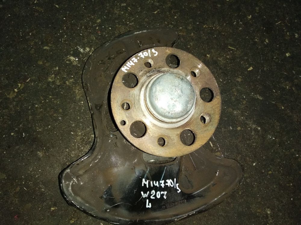 кулак поворотный левый Mercedes-Benz E-Класс W212/S212/C207/A207 2011, 1.8 л., M 271.860, бензин, АКПП, черный, кабриолет, A2044202544