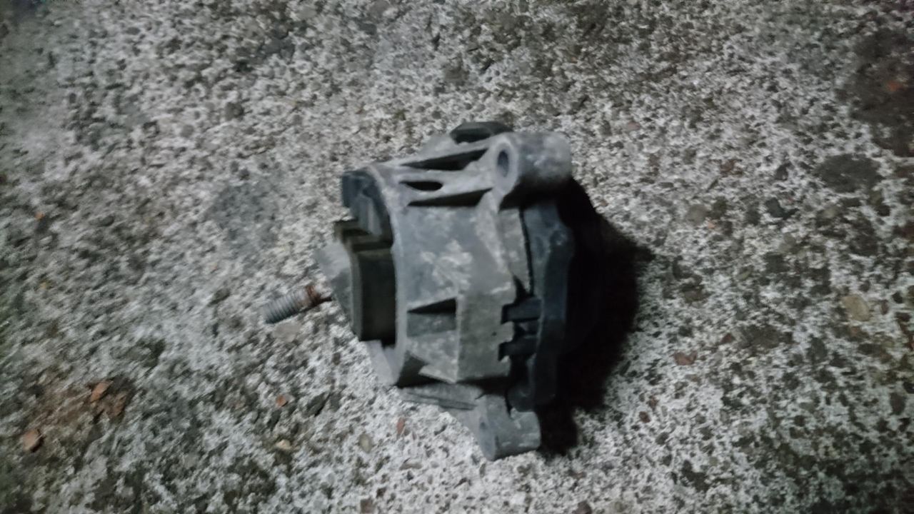 подушка крепления двигателя BMW X3 F25 2013, 2.0 л., N47 D20 C, дизель, АКПП, черный, внедорожник 5 дв., 22116850482
