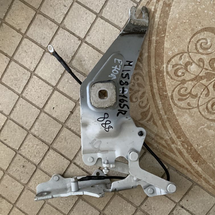 петля капота правая BMW X5 E70 [рестайлинг] 2011, 3.0 л., N57 D30 B, дизель, АКПП, белый, внедорожник 5 дв., 7208628