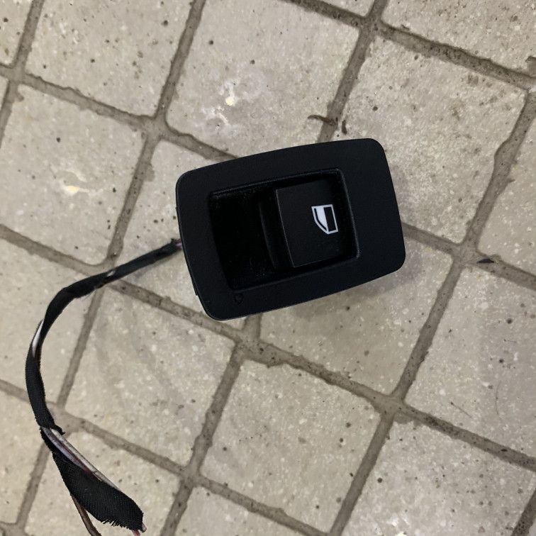 кнопка стеклоподъемника двери задней правой BMW X3 F25 2013, 2.0 л., N47 D20 C, дизель, АКПП, белый, внедорожник 5 дв., 9208106