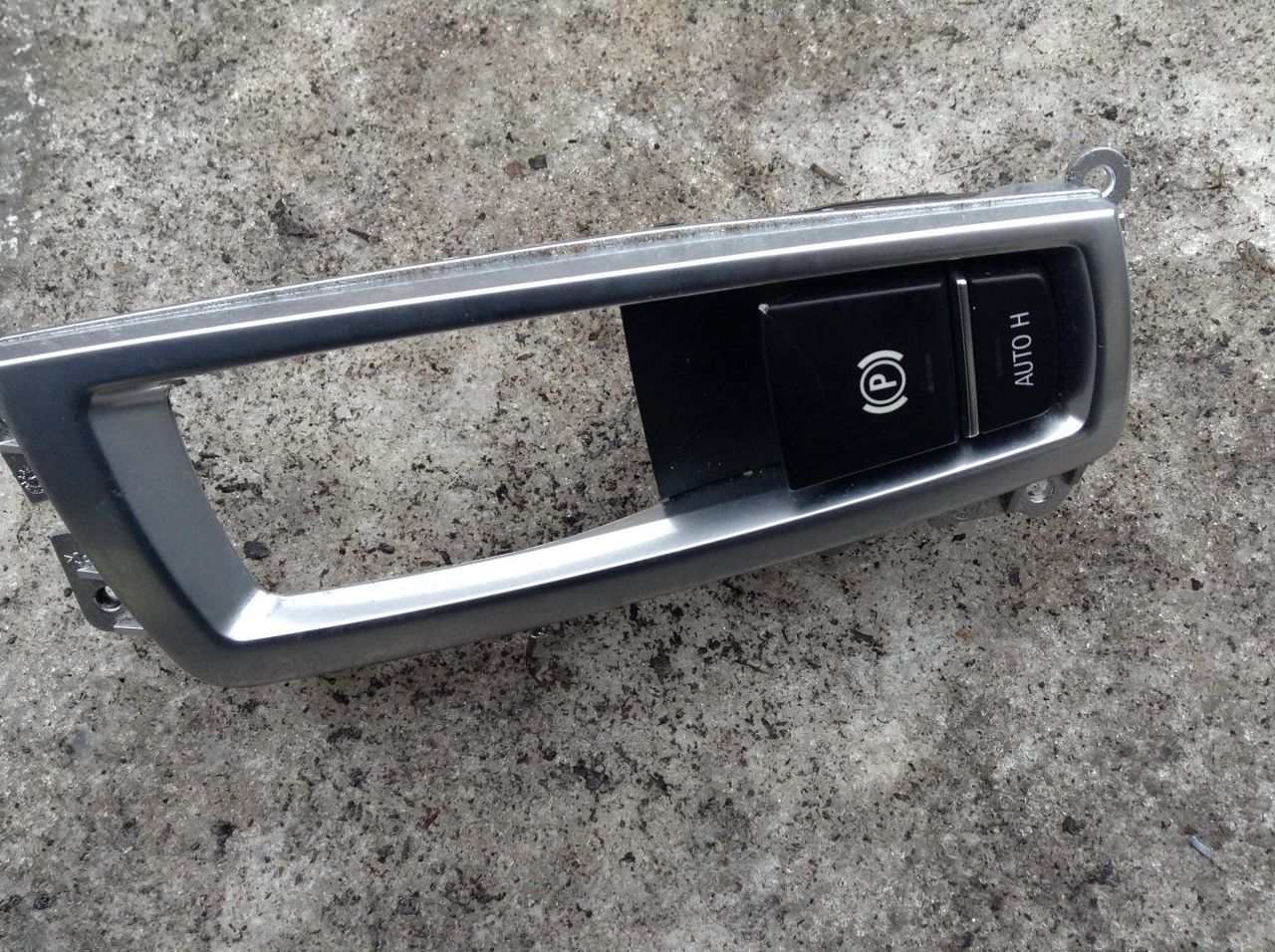 кнопка ручного тормоза (ручника) BMW X3 F25 2013, 2.0 л., N47 D20 C, дизель, АКПП, белый, внедорожник 5 дв., 9217594
