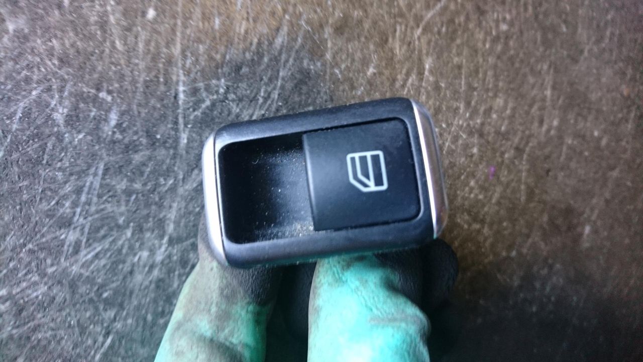 кнопка стеклоподъемника двери задней правой Mercedes-Benz M-Класс W166 2015, 3.0 л., OM 642.826, дизель, АКПП, cthsq, внедорожник 5 дв., A2049058102