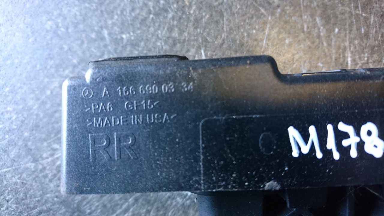 опора под домкрат (поддомкратная подушка) Mercedes-Benz M-Класс W166 2015, 3.0 л., OM 642.826, дизель, АКПП, cthsq, внедорожник 5 дв., A1666900334