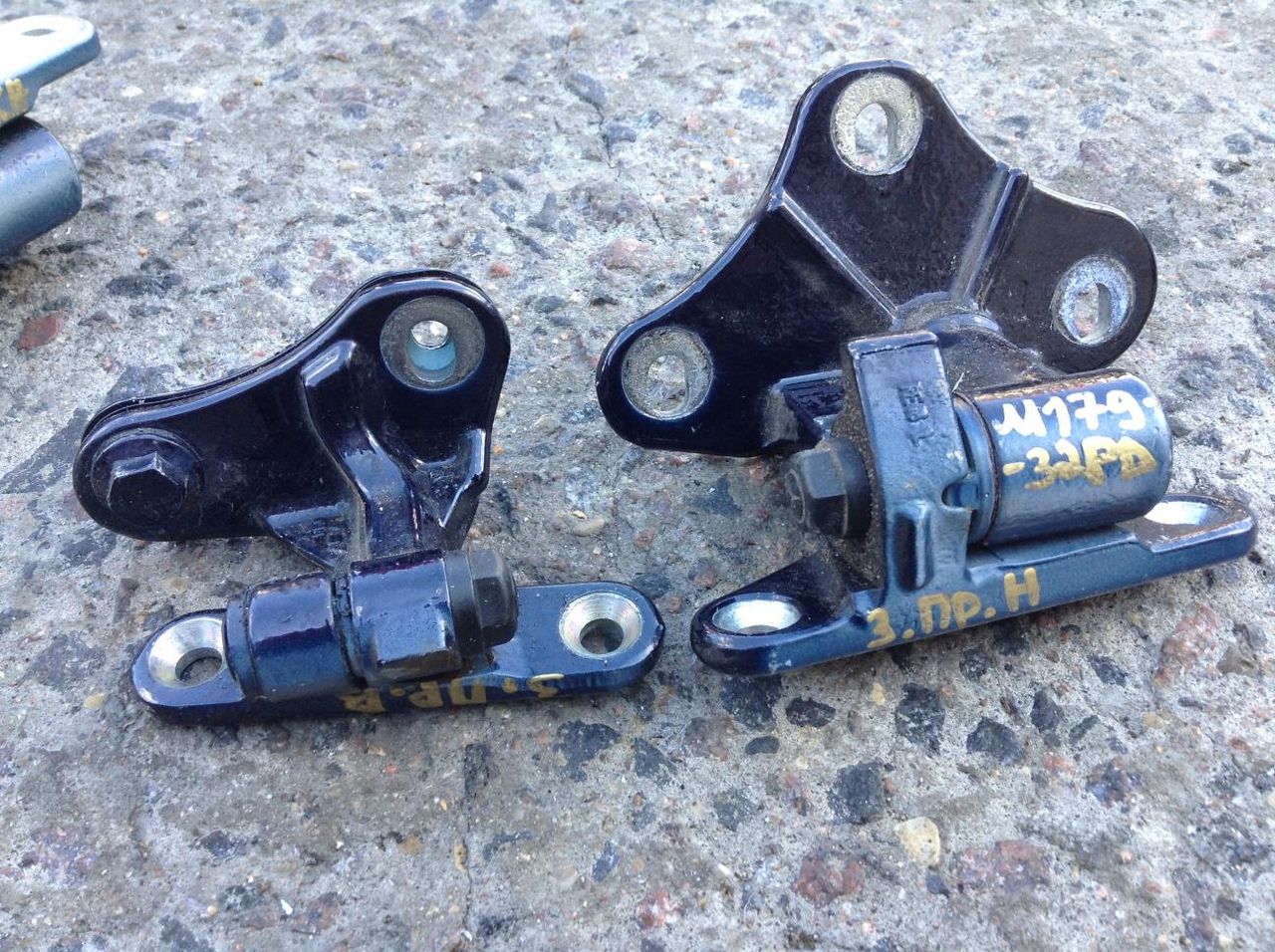 петля двери Mercedes-Benz M-Класс W164 2006, 3.0 л., OM 642.940, дизель, АКПП, внедорожник 5 дв.