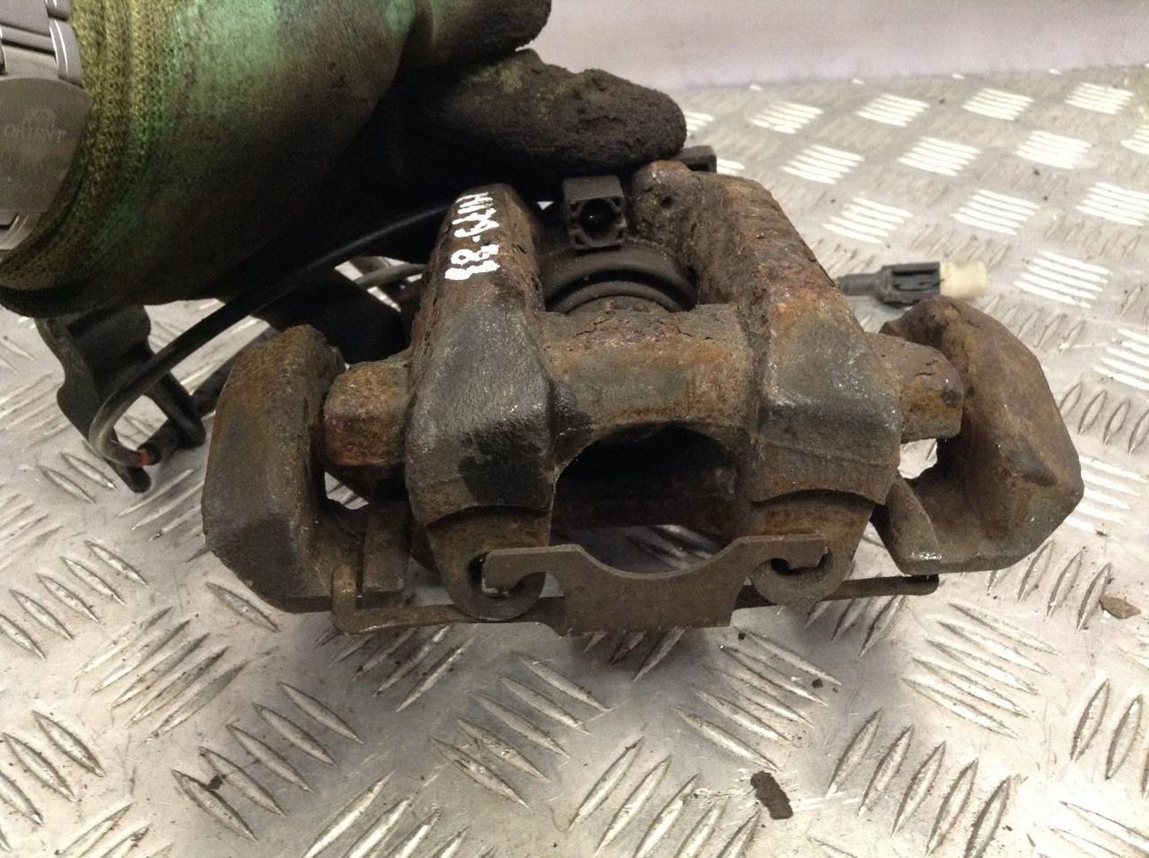 суппорт задний левый Mercedes-Benz M-Класс W164 2006, 3.0 л., OM 642.940, дизель, АКПП, внедорожник 5 дв.
