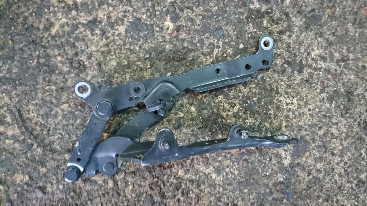 петля капота правая BMW 7 серия F01/F02 2010, 4.4 л., N63 B44 A, бензин, АКПП, седан