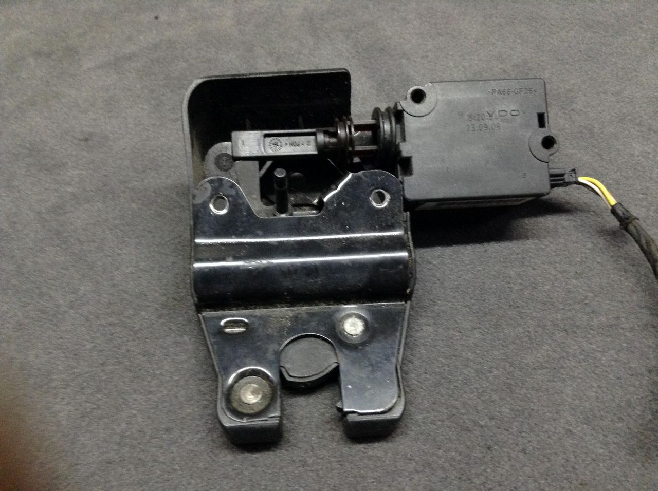 замок багажника BMW 7 серия E65/E66/E67 2002, 3.0 л., M57 D30 (306D2), дизель, АКПП, седан, 7014870, 7197081