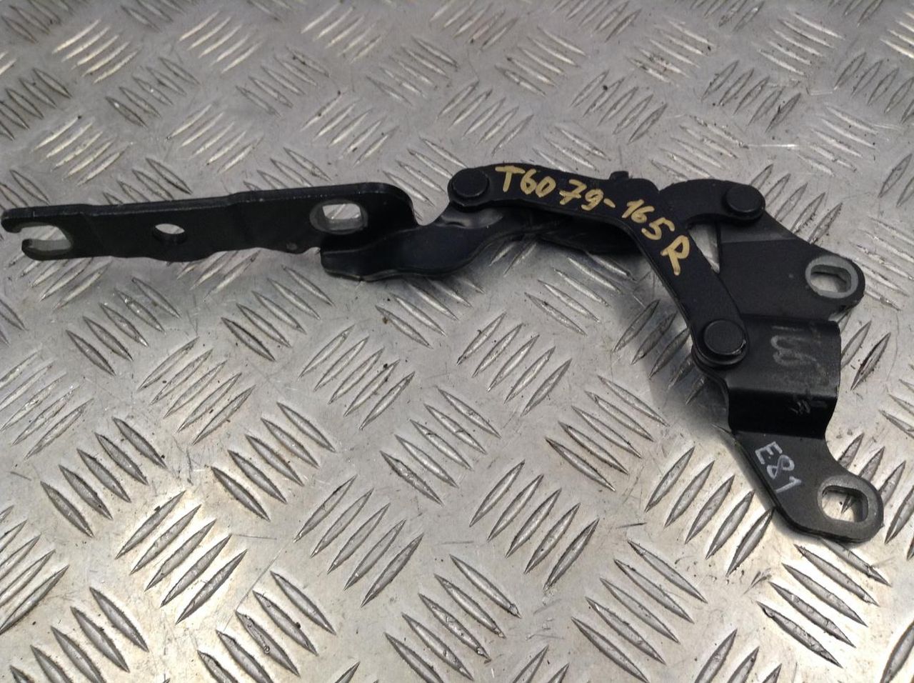 петля капота правая BMW 1 серия E81/E87 [рестайлинг] 2008, 2.0 л., N47 D20 A, дизель, АКПП, хетчбэк 5 дв., 7060560