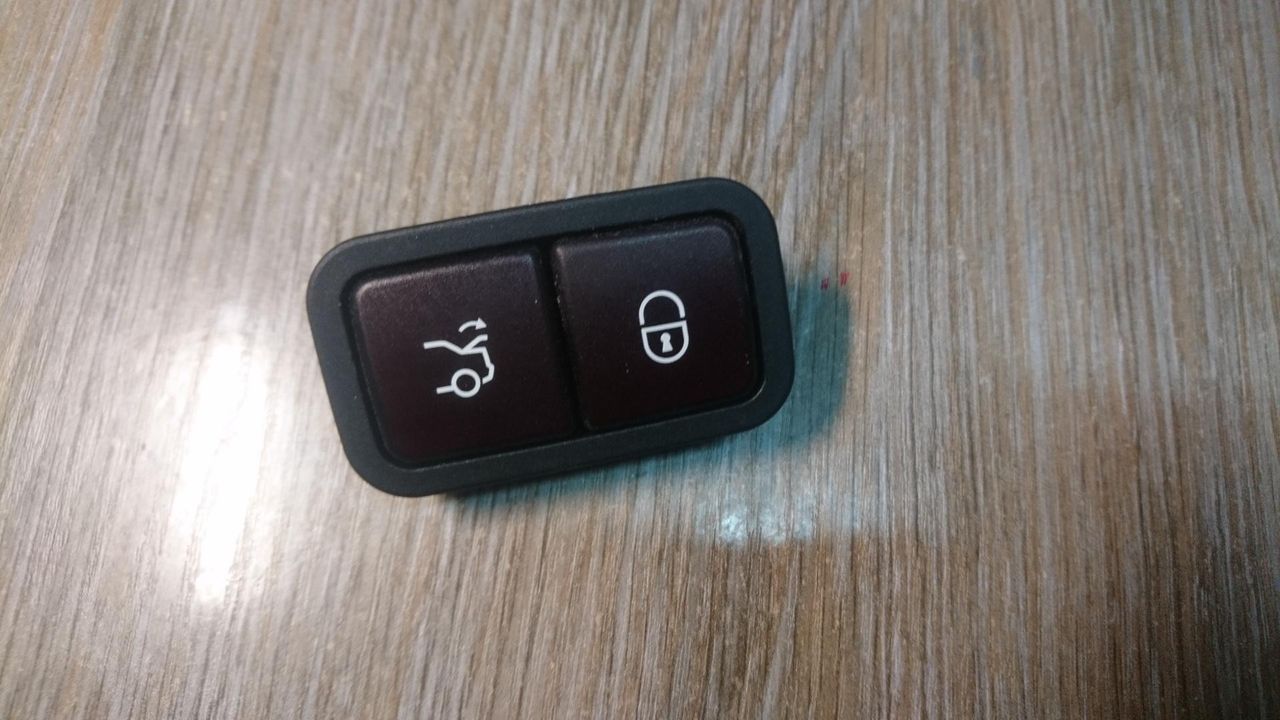 кнопка открытия багажника Mercedes-Benz C-Класс W205/S205/C205 2015, 2.0 л., M 274.920, бензин, АКПП, седан, правый руль, A2208211479, 32132101
