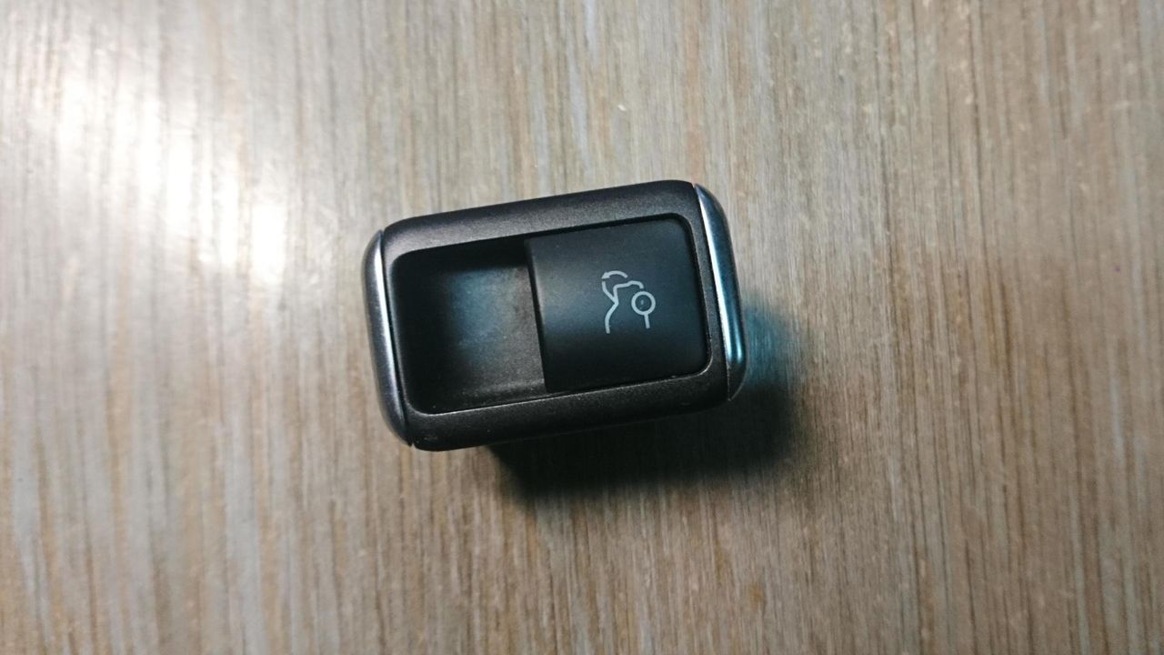 кнопка открытия багажника Mercedes-Benz E-Класс W212/S212/C207/A207 2011, 1.8 л., M 271.860, бензин, АКПП, черный, кабриолет, A2079050051