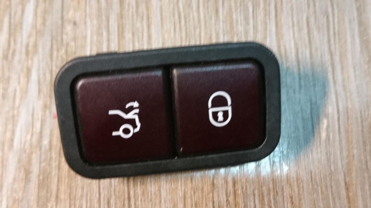 кнопка открытия багажника Mercedes-Benz E-Класс W212/S212/C207/A207 2012, 3.5 л., M 276.952, бензин, АКПП, седан, A2208211479