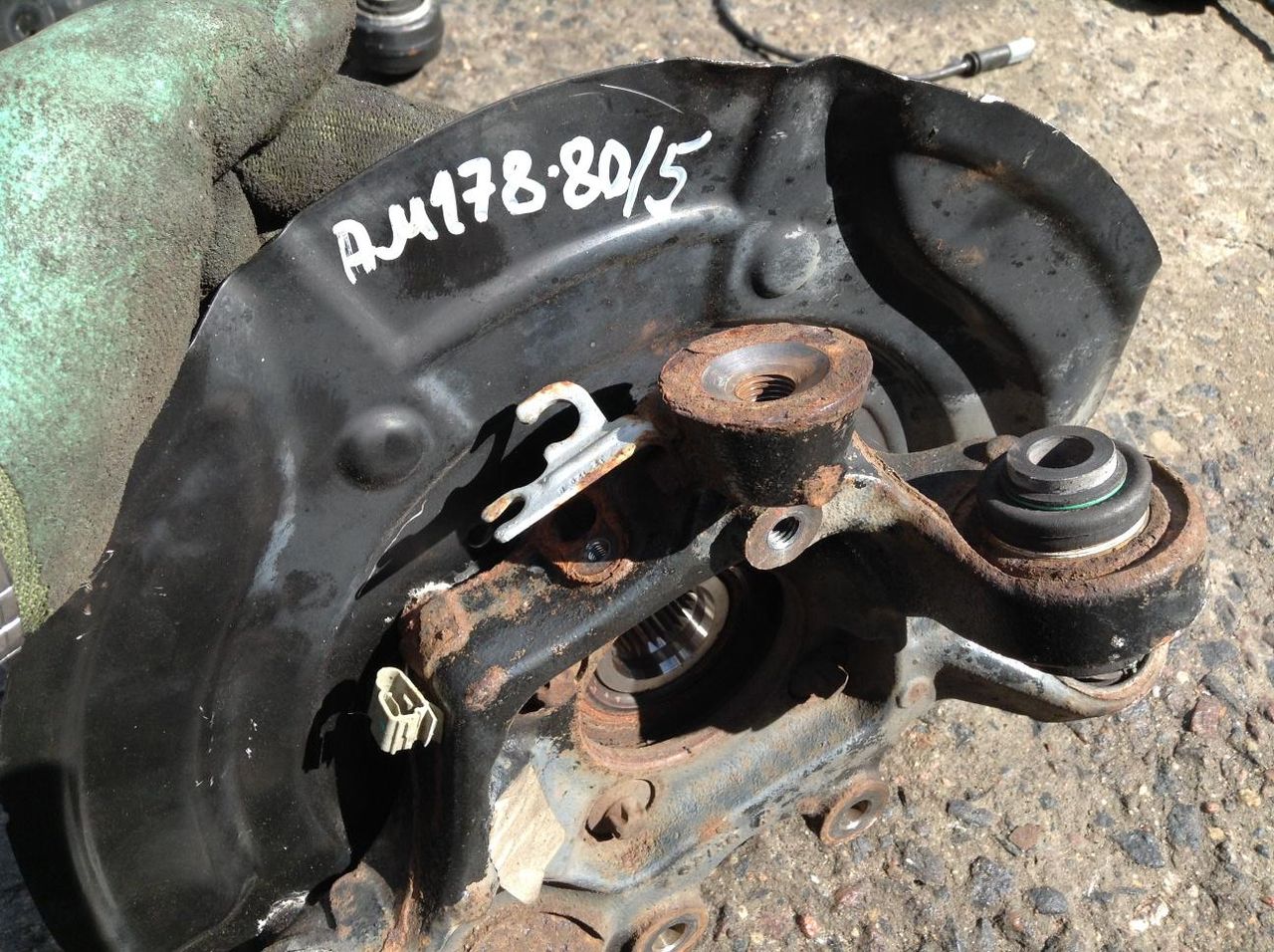 кулак задний правый BMW X3 F25 2013, 2.0 л., N20 B20 A, бензин, АКПП, внедорожник 5 дв.