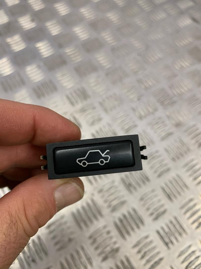 кнопка открытия багажника BMW Z4 E85 2004, 3.0 л., M54 B30 (306S3), бензин, АКПП, кабриолет, 8365579, 61318365579