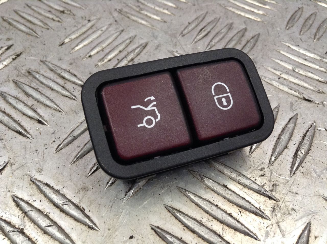 кнопка открытия багажника Mercedes-Benz E-Класс W213/S213/C238/A238 2016, 2.0 л., OM 654.920, дизель, АКПП, белый, седан, правый руль, A2208211479