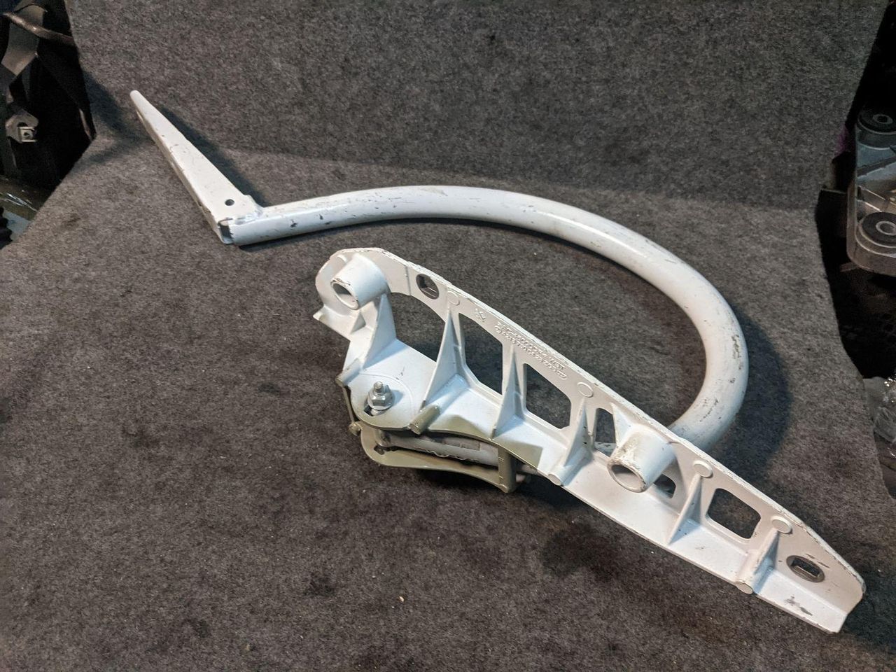 петля крышки багажника Mercedes-Benz E-Класс W213/S213/C238/A238 2016, 2.0 л., OM 654.920, дизель, АКПП, белый, седан, правый руль, A2137500428, 2137500428