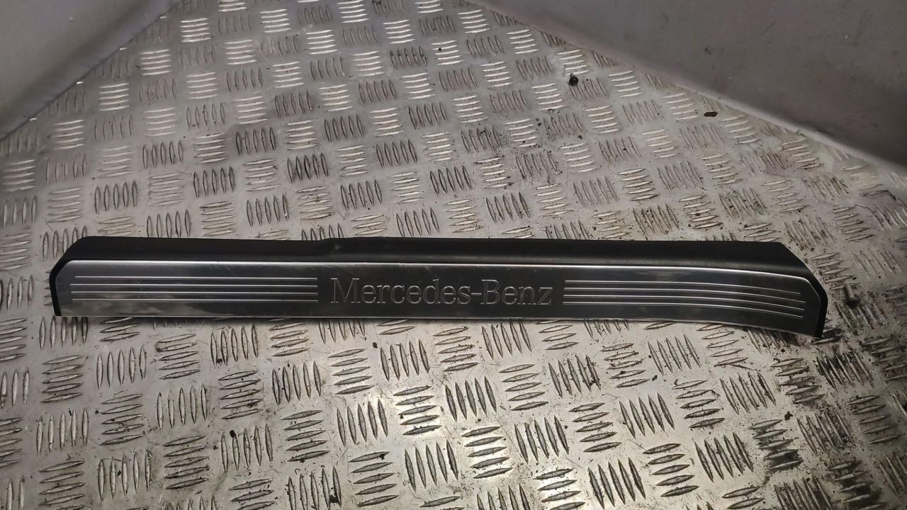 накладка на порог внутренняя Mercedes-Benz S-Класс W221 [рестайлинг] 2012, 3.0 л., OM 642.862, дизель, АКПП, серебристый, седан, 2216800135