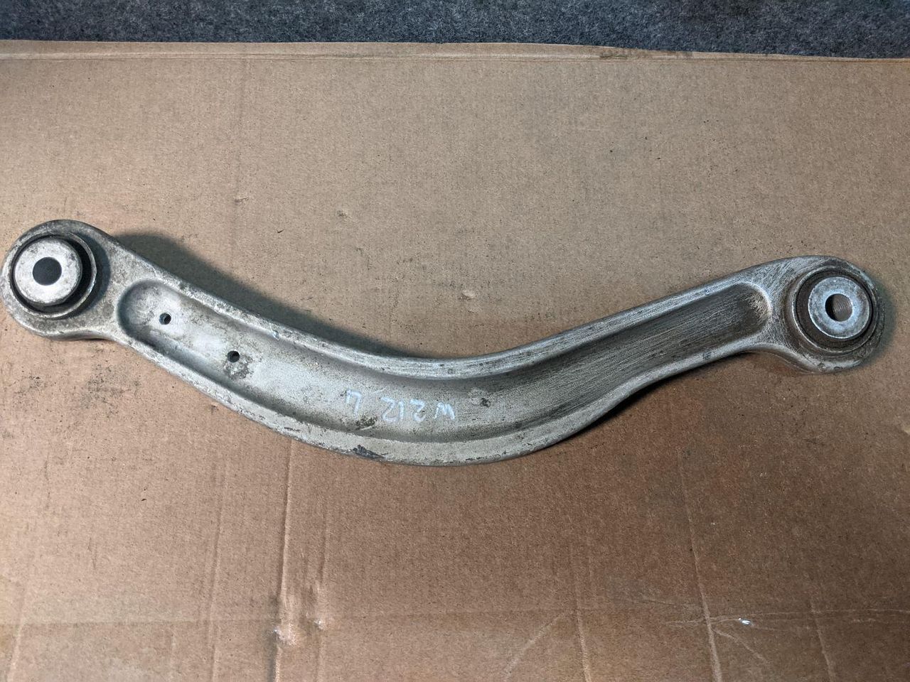 рычаг задний правый Mercedes-Benz E-Класс W212/S212/C207/A207 2012, 2.1 л., OM 651.924, дизель, АКПП, темно-серый, седан, A2043301506, 2043301506