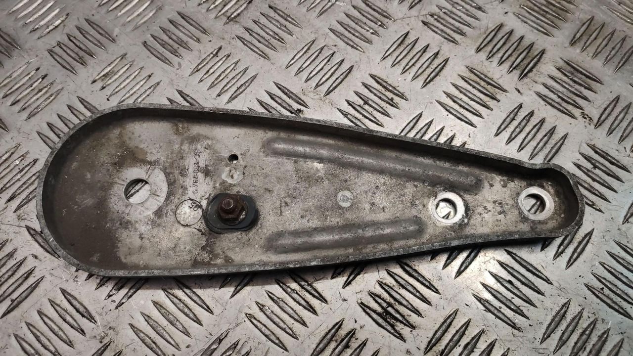 кронштейн (крепление) BMW 5 серия E60/E61 2006, 6764888