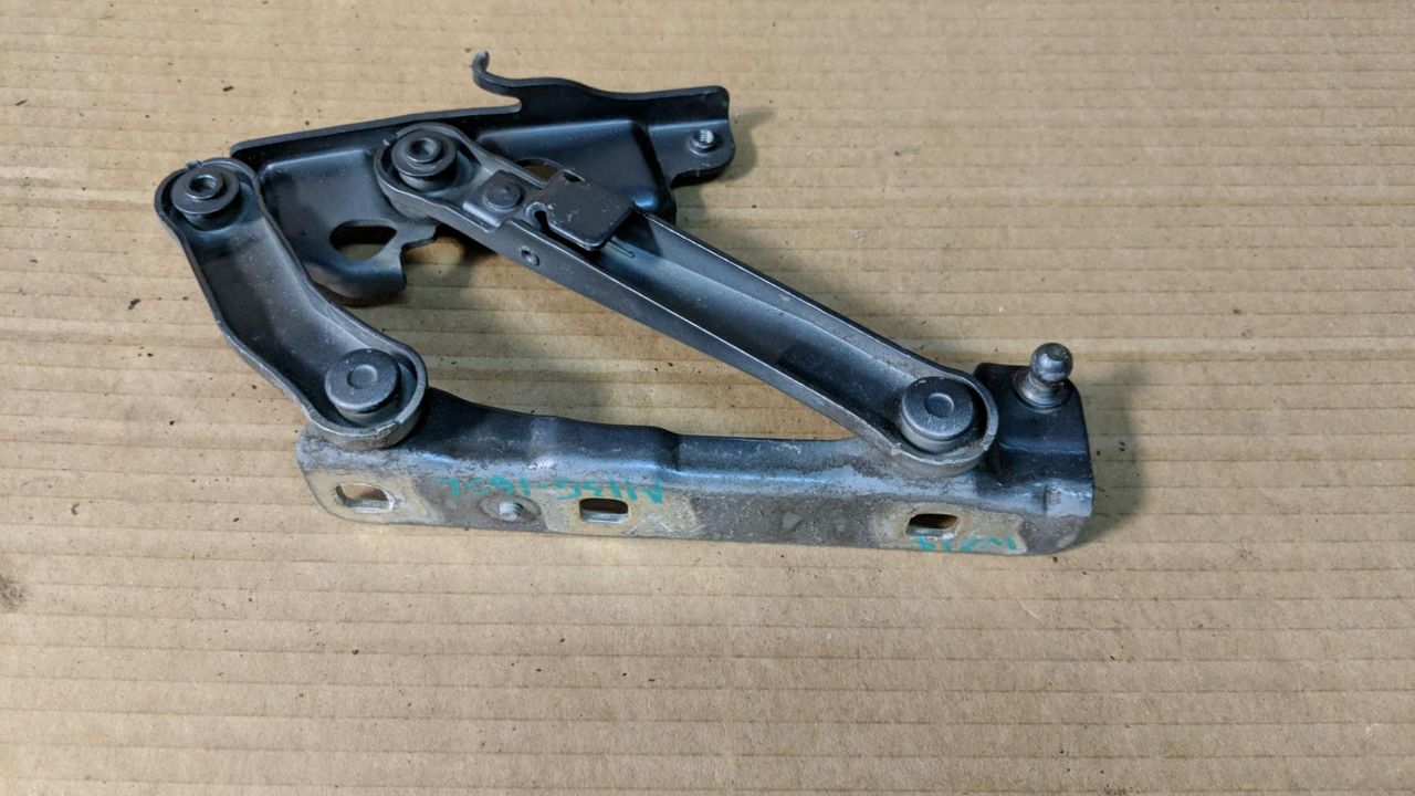 петля капота левая Mercedes-Benz CLS-Класс C219 2007, 3.0 л., OM 642.920, дизель, АКПП, купе, A2118800128