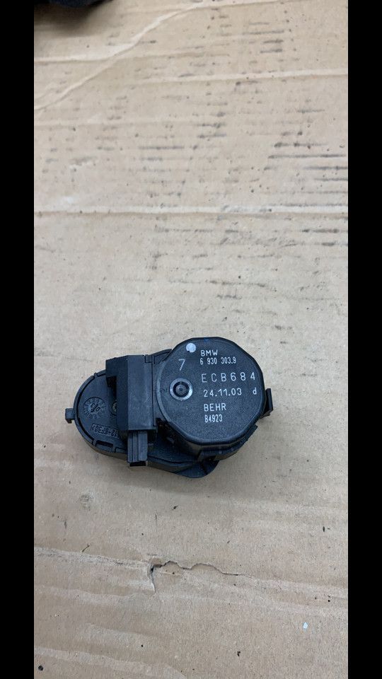моторчик заслонки печки BMW 7 серия E65/E66/E67 2003, 6.0 л., N73 B60 A, бензин, АКПП, седан, 6930303