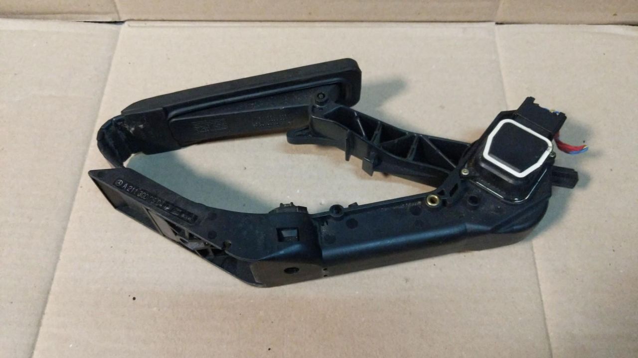 педаль Mercedes-Benz CLS-Класс C219 2004, 3.0 л., OM 642.920, дизель, АКПП, черный, купе, A2113000504