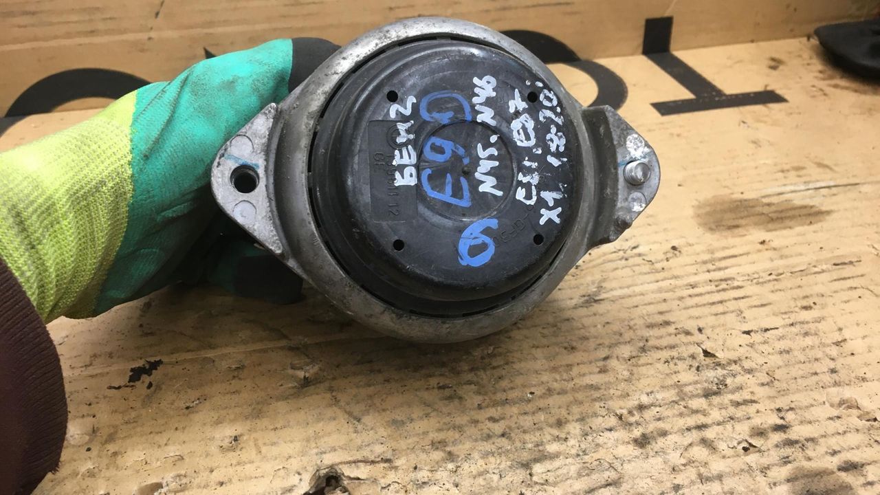 подушка крепления двигателя BMW 3 серия E90/E91/E92/E93 2006, 2.0 л., бензин