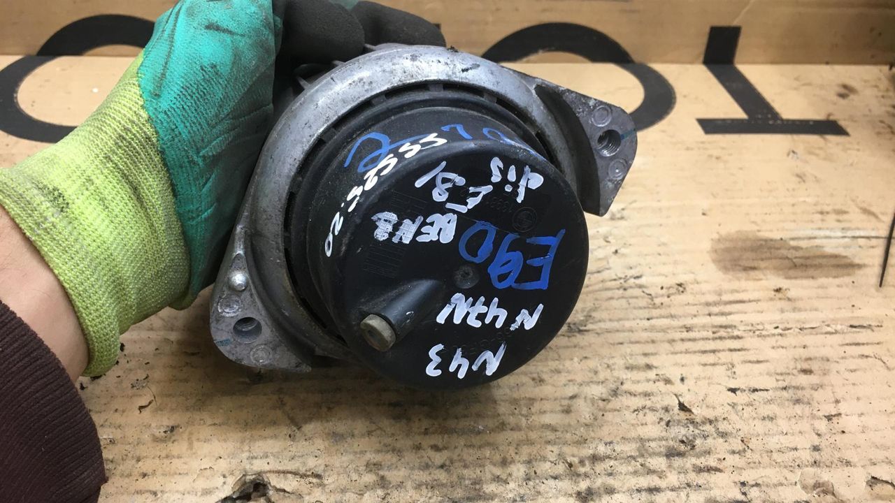 подушка крепления двигателя BMW 1 серия E81/E82/E87/E88 [рестайлинг] 2007, 2.0 л., бензин, МКПП, хетчбэк 5 дв., 6773742