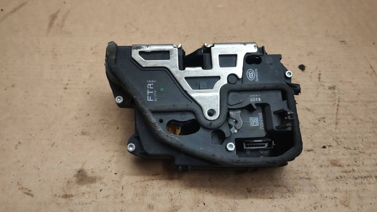 замок двери передней правой BMW 3 серия E90/E91/E92/E93 2005, 7059968