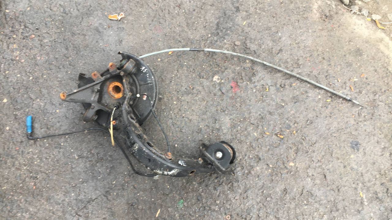 кулак поворотный левый BMW 3 серия E46 2000, 2.0 л., бензин, АКПП, седан, 1097289