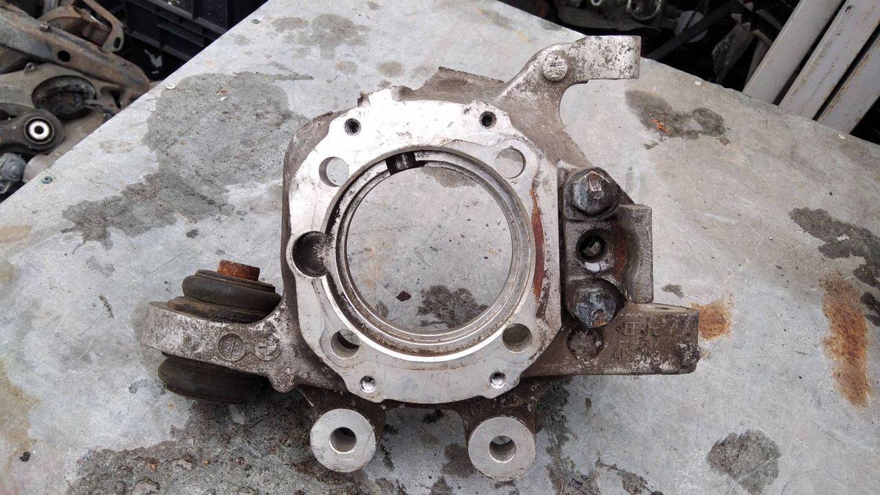 кулак поворотный левый BMW 7 серия E65/E66/E67 2002, 4.4 л., бензин, АКПП, седан