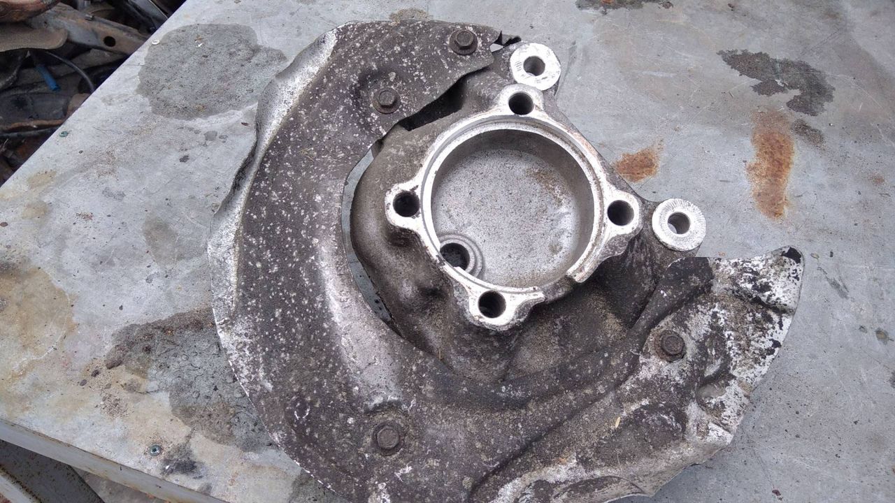 кулак поворотный левый BMW 3 серия E90/E91/E92/E93 2007, 2.0 л., дизель, АКПП, универсал, 6764443