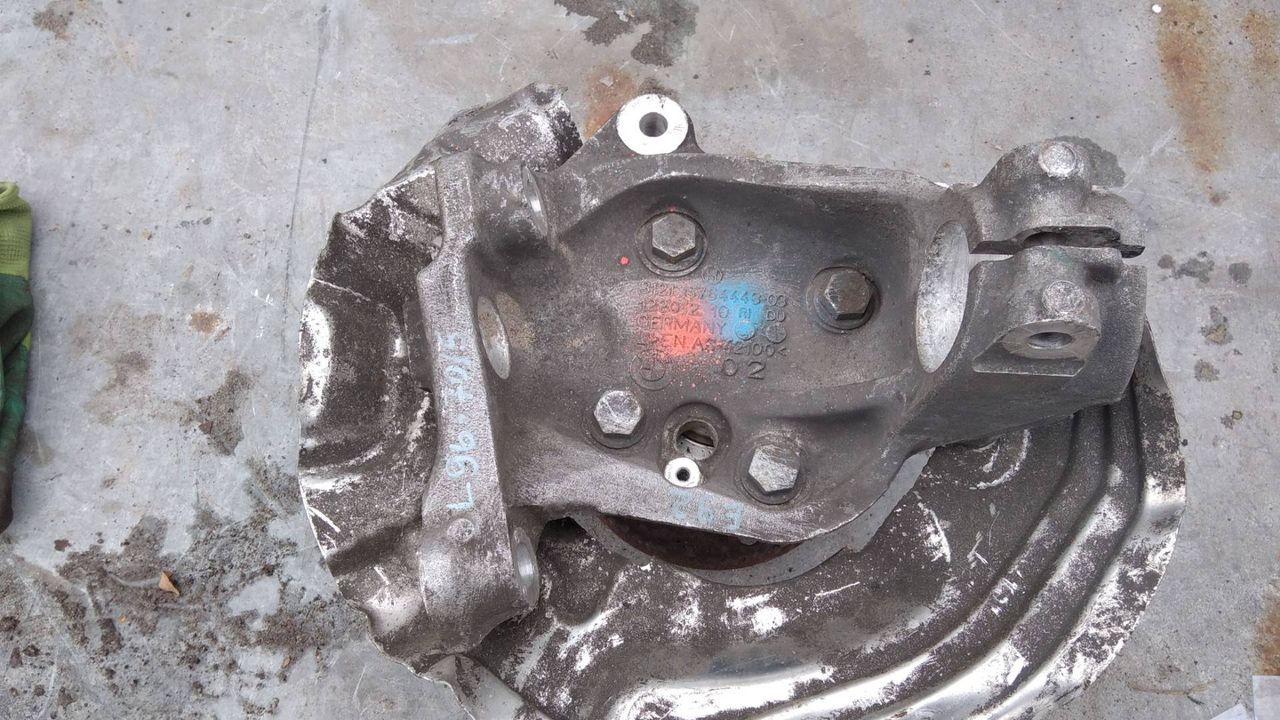 кулак поворотный левый BMW 3 серия E90/E91/E92/E93 2007, 2.0 л., дизель, АКПП, универсал, 6764443
