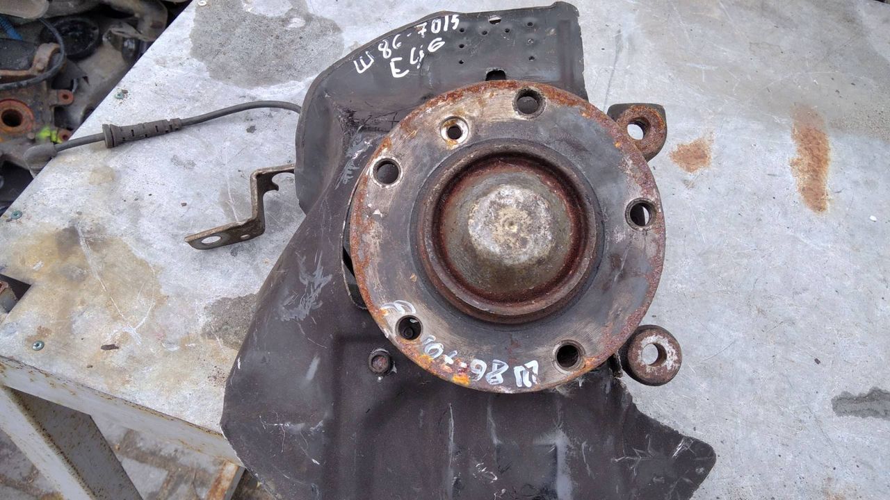 кулак поворотный левый BMW 3 серия E46 2003