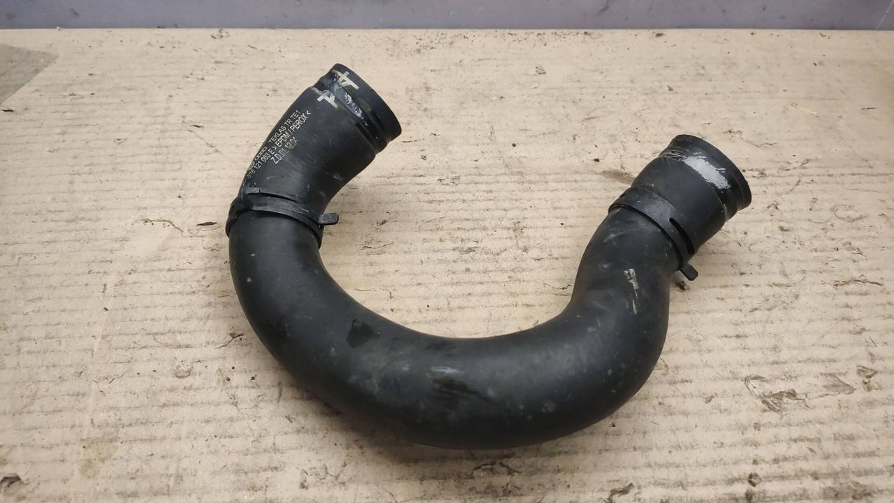 патрубок радиатора Volkswagen Crafter 1 поколение 2009, 2.5 л., дизель, 076121063E