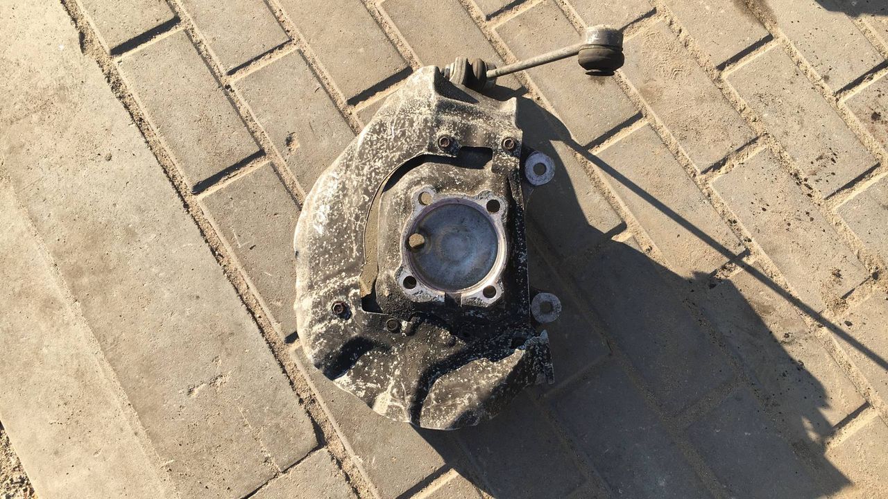 кулак поворотный левый BMW 5 серия E60/E61 2005, 3.0 л., дизель, АКПП, седан, 6760953