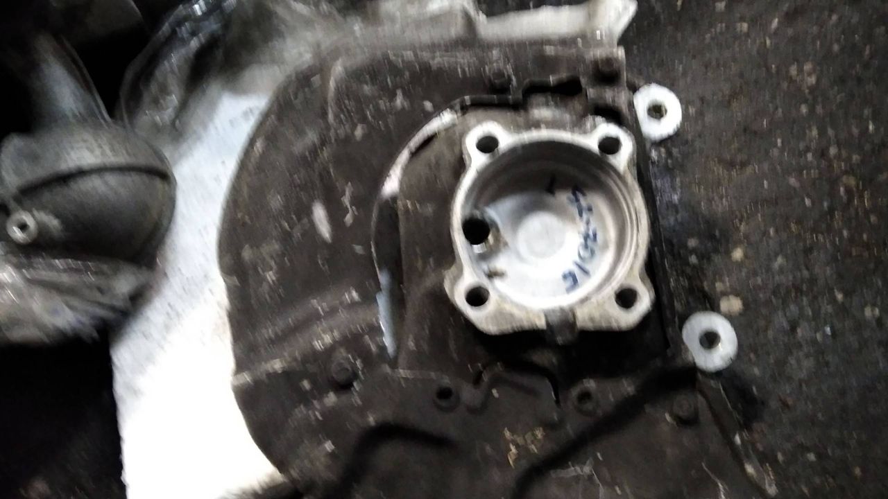 кулак поворотный левый BMW 5 серия E60/E61 2007