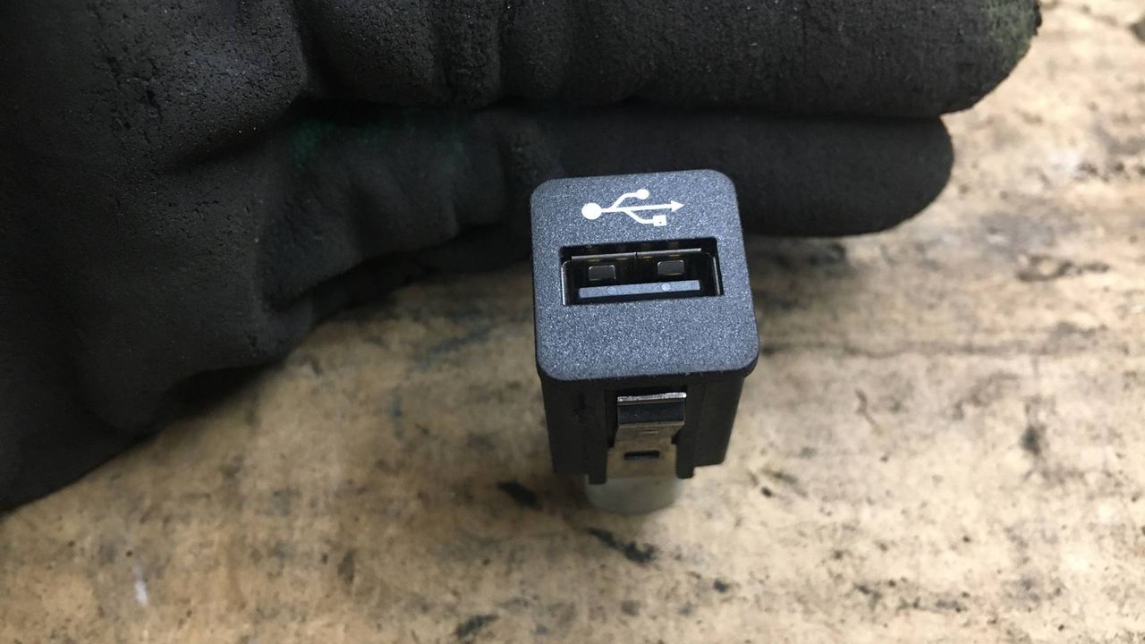 разъем AUX / USB BMW 5 серия F07/F10/F11 [рестайлинг] 2013, 2.0 л., N47 D20 D, дизель, МКПП, седан, задний привод, 9237656
