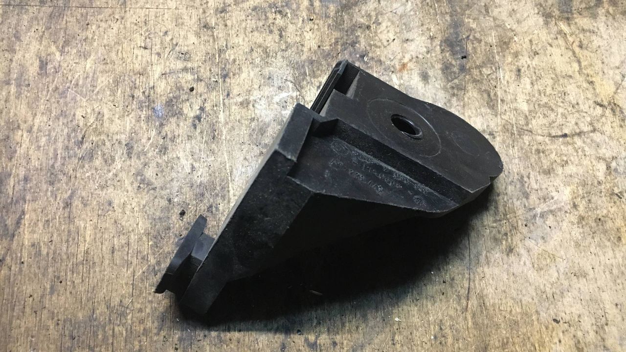 Крепление бампера переднего BMW 3 серия E46 2002, 2.5 л., бензин, АКПП, седан, 7030619
