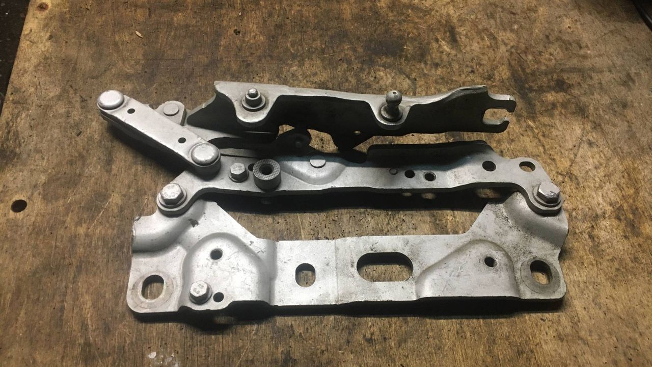петля капота левая BMW 7 серия F01/F02 2009, 3.0 л., дизель, АКПП, седан, 7184189