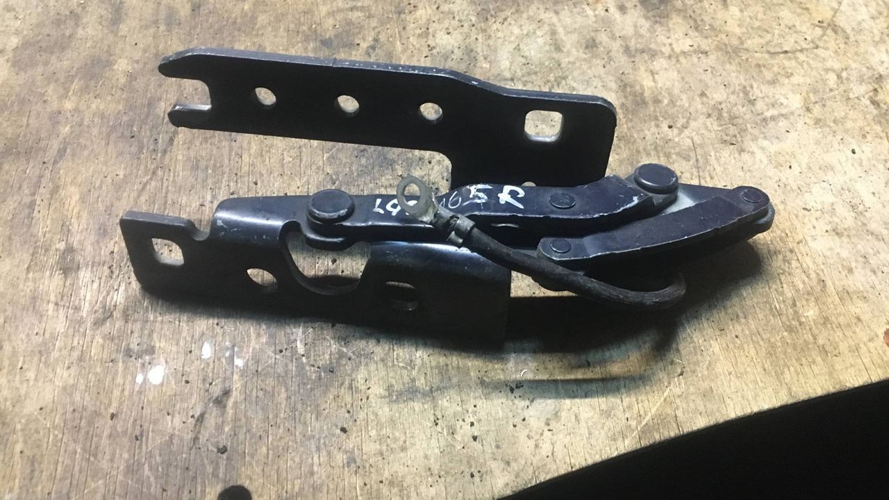 петля капота правая BMW 7 серия E65/E66/E67 2004, 8240334