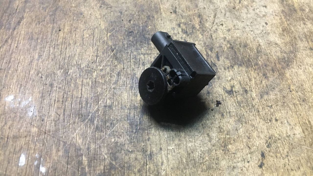 датчик удара BMW 5 серия F07/F10/F11 2010, 3.0 л., универсал, 9241032