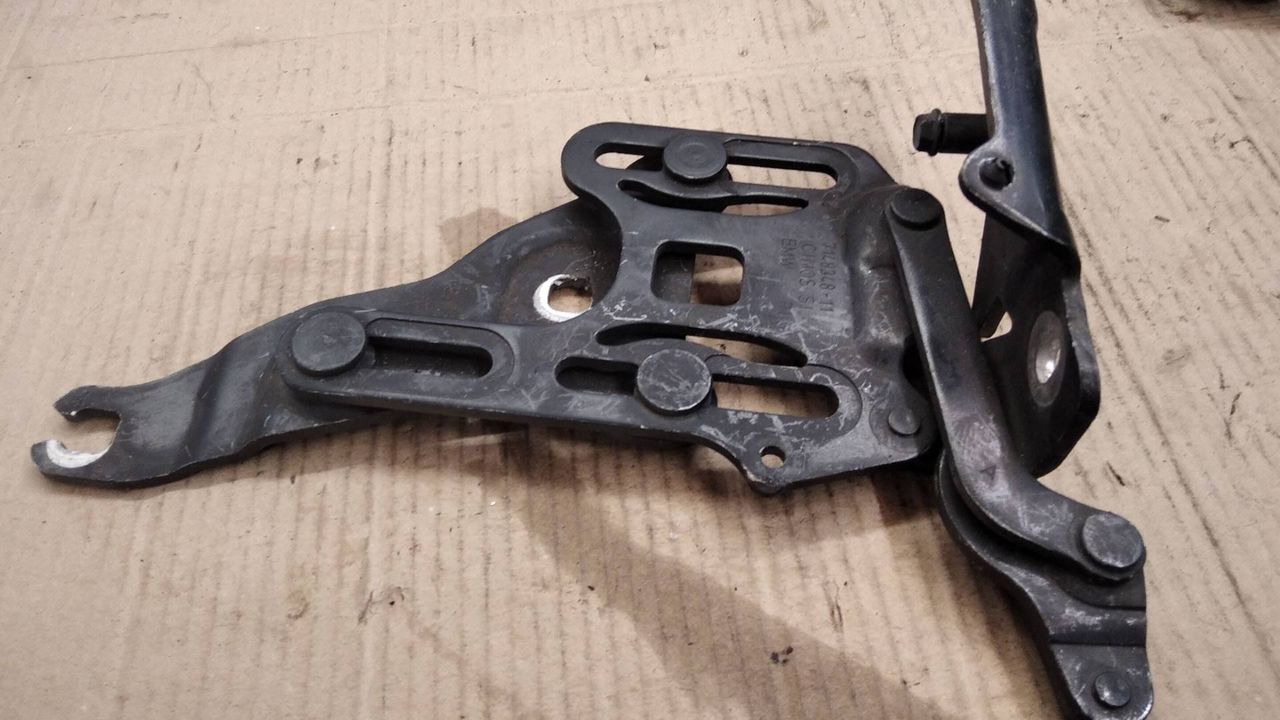 петля капота правая BMW X5 E70 2007, 4.8 л., N62 B48 B, бензин, АКПП, черный, внедорожник 5 дв., 7148348